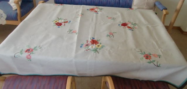 M777M Large beautiful embroidered tablecloth